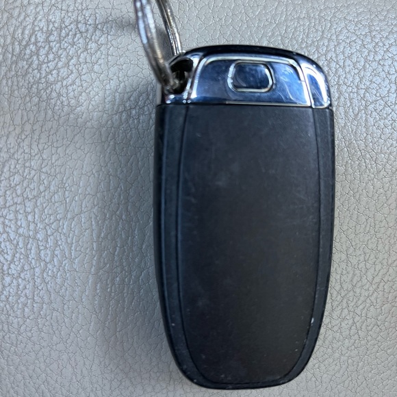 Audi Q5 Key Fob Remote Keyless 4 Button - Picture 3 of 7
